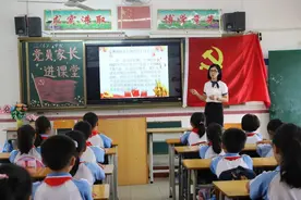 云浮市田家炳学校：党员家长进课堂讲红色故事图片