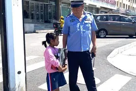 交警的最美瞬间|小学生放学家长忘记来接　　梅河口交警一路护送安全到家图片