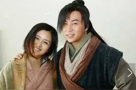 同是童星：释小龙单身至今，谢苗却低调娶妻今一家三口其乐融融图片