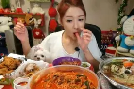 女校长吃剩饭获赞，男教官吃剩饭被斥，原因无非这几点图片