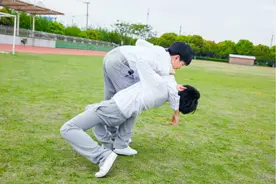 三岁男孩景区撒尿遭指责，争执中宝妈摔下悬崖，评论区一片骂声图片