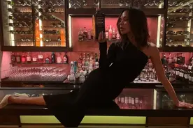 贝克汉姆47岁爱妻半卧吧台，隔空撩丈夫，小黑裙尽显曼妙身姿图片