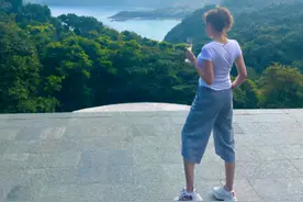 香港名媛薛芷伦豪宅开派对，56岁驾驭少女粉旗袍，名媛气质犹在图片