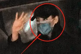 热巴走路太急鞋子都掉了，看清她随后穿鞋的姿势，果真是憨憨美女图片