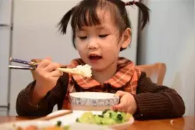 “幼儿园饭菜真香，我一顿吃两碗！”看到照片后，妈妈难以置信图片