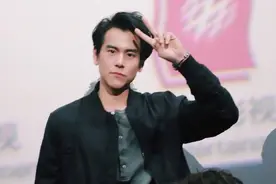 彭于晏到底是多少女生中心目中的男神？看了他健身时候的照片你就图片