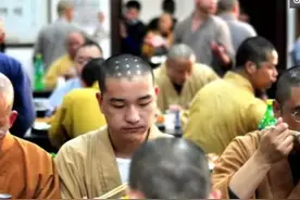 寺庙里僧人聚会吃大餐，竟然吃这么多的美食，真佩服佛家弟子智慧图片