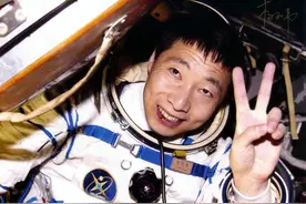 杨利伟的《太空一日》提到，在太空听到神秘敲门声，是什么声音？图片
