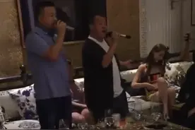 67岁曾志伟夜店被偶遇，妻子去世仅两月便有人陪，身后美女瞩目图片