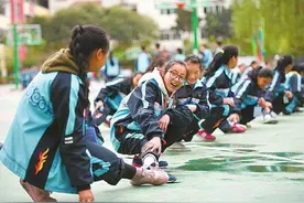 解聘用书本敲打逃课学生的老师，敲响了哪些警钟？图片