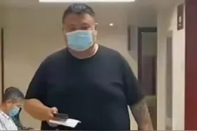 岳云鹏搭档孙越去医院减肥被拍！体重高达292斤 左臂纹身太显眼图片