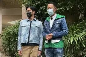 张智霖任达华同框，相差15岁无年龄差，手拎60杯奶茶亲自上门配送图片