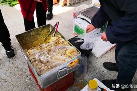 7旬大爷早市卖稀罕物，58一斤，半小时就卖上千元，懂行的抢着要图片