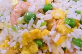 有灵魂的蛋炒饭-虾仁蛋炒饭，元气早餐老少皆宜，色泽金黄不油腻图片
