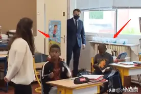 马克龙视察法国小学，全黑人小学生抢镜，网友：果然“黑化”了图片