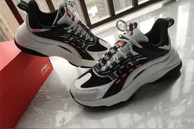 李宁极光风行休闲鞋，穿着感舒适，支撑到位，行走减震图片