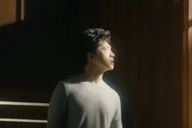 李健低调庆生，身材健硕不似47岁，与娇妻选择丁克现生活超幸福图片