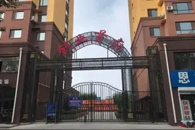吉林松原一小区惊现“纸壳门”！开发商称“被施工方与监理公司坑了”图片