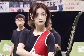 虽然不知道射箭美女叫什么，但我还是礼貌性地循环了几遍图片