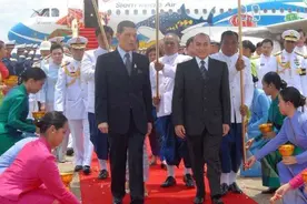 西哈莫尼不如拉玛十世幸福，9岁出国留学，还被波尔布特软禁三年图片