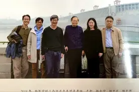 杨振宁携翁帆与子女们合影，杨振宁最小女儿比翁帆还大15岁图片