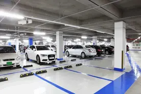 为什么明明经购买了固定车位，物业每个月还要收管理费，合理吗？视频封面