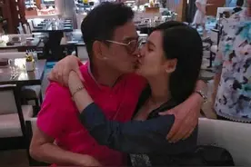 相差48岁的父女俩餐厅就餐，看到眼前的一幕，网友：畸形父爱图片
