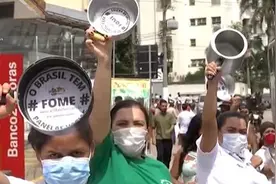 巴西贫民窟居民敲锅盆街头抗议 请求粮食援助图片