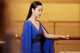 秦海璐参加微博电影之夜造型，一袭深v蓝色礼服，披肩设计好霸气图片