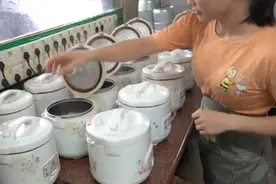 农村街头的电饭盖浇饭，15块钱一锅，日卖200锅图片