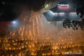蜡烛前的祈祷 虔诚的印度信徒图片
