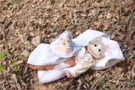 广东一女婴被遗弃草地，保安发现后赶紧抱起，医院：婴儿身体健康图片
