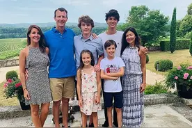 文雅丽次子18岁了，与前夫一家人法国度假，51岁离婚两次依然传奇图片