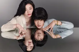 金靖穿西装淡妆拍大片，斜分长发挡住半张脸，被网友认成全智贤图片