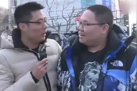 PDD去芜湖找大司马玩，老马太抠门，只请PDD吃红皮鸭子图片