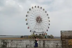上海这么好的沙滩暂停开放，白去了，还淋了一场大雨，太惨了图片