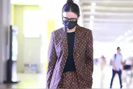 40岁宋佳也太招摇了，穿满身LOGO的LV套装，一般人驾驭不了图片