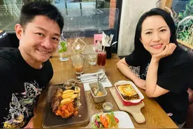 TVB绿叶夫妇带两位儿子去水上乐园游玩 一家四口拍全家福享家庭乐图片