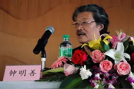 钟明善敢讲真话：当今有些人搞的那不叫“书法”，连外国人都笑话图片