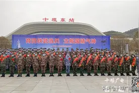 出征！十堰今年上半年首批145名新兵启程奔赴军营图片