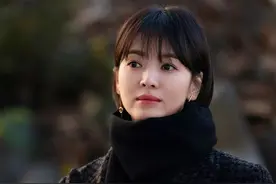 宋慧乔穿超短裤现身机场，“肌肉腿”抢镜，多肉型身材一胖特显眼图片