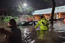 西安暴雨冲上热搜！街道被淹、车辆被困…最新积水路段汇总图片