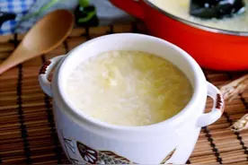 糯米做成酒，口感清甜绵软，酒香醇厚，与汤圆搭配，好吃又好喝图片