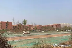 杂草丛生！梅溪湖这所知名学校疑似“烂尾”？图片