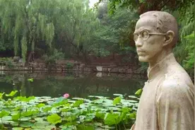 有家长建议课本删除朱自清的荷塘月色，因为其中8个字，可以吗？图片