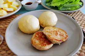 鸡胸肉藕饼做法简单，口感松软鲜香，搭配南瓜浓汤，早餐吃得舒心图片