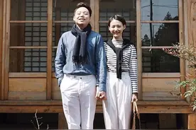 小夫妻每天拍一张合影，表情动作都不变，却引网友围观图片