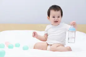 几种家长常用的喂奶、换尿布、抱娃姿势，其实很容易损害宝宝脊椎图片