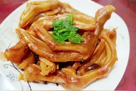 邻居家来客人，我帮忙做10道菜，客人说：“确定不是儿媳妇吗”图片