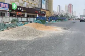 郑州一路段修了一年多还没完工，居民开车回家都要绕路走图片